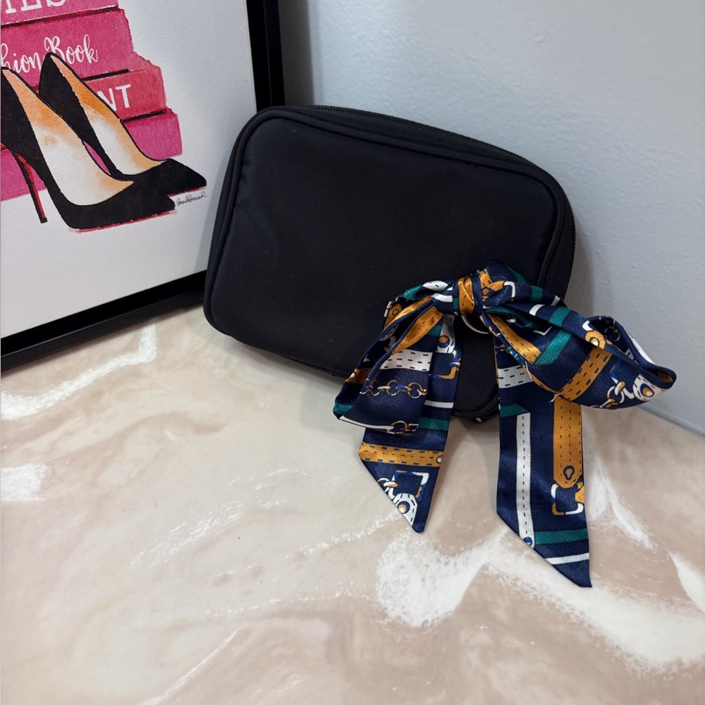 MAKEUP CASE IN BLACK FULL ZIP AROUND. INSIDE 4 SECTIONS, 2 Removable, 2 not.NEW.